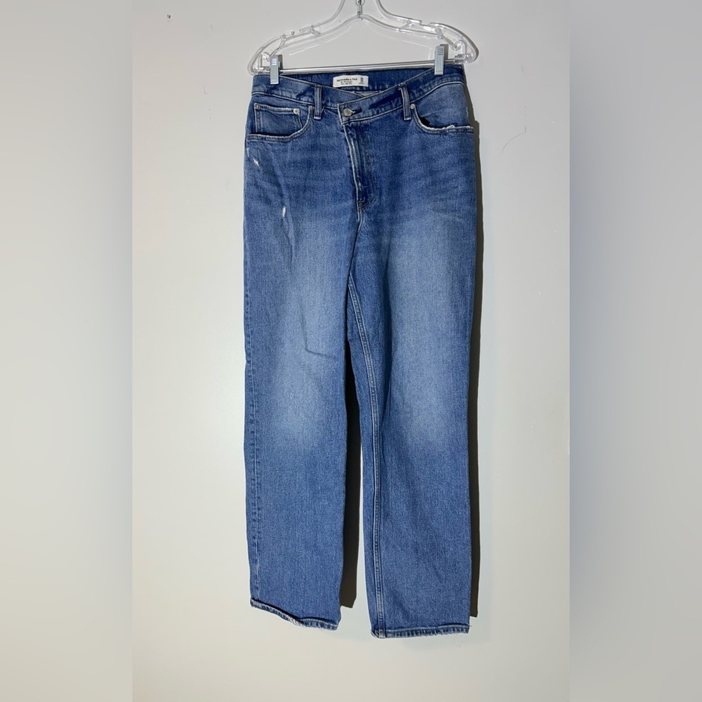 Abercrombie & Fitch 90’z Straight ultra high rise Jeans Size 30/10R Medium wash